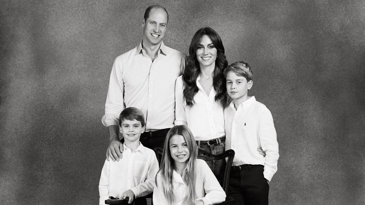William a Kate zveřejnili vánoční přání: Takhle ležérní jste rodinu ještě neviděli, úzké džíny jsou zase in!